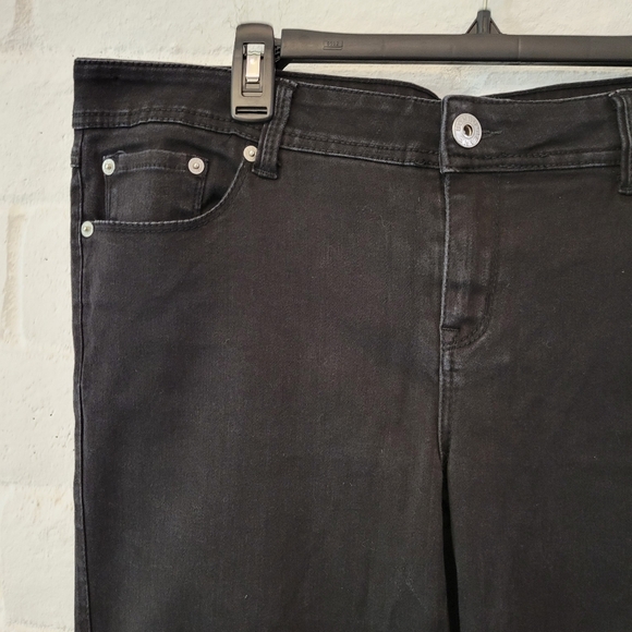 NWT BONGO PLUS SIZE 18W Mid Rise Black Skinny Jeans - Picture 2 of 11